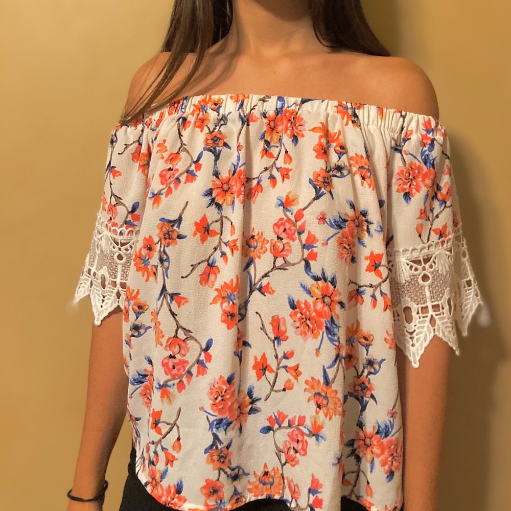 Flowery off-shoulder shirt with lace sleeves.